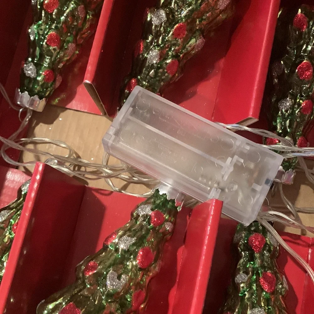 Sur la table Glass Christmas Tree Lights. Battery operated! Adorable!